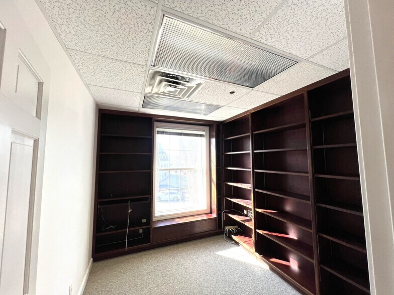 More Photos Of 10 Cedar St, Woburn Office For Lease
