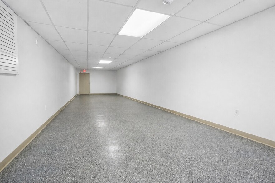 More Photos Of 1 Angell Rd, Narragansett Storefront Retail Residential For Sale