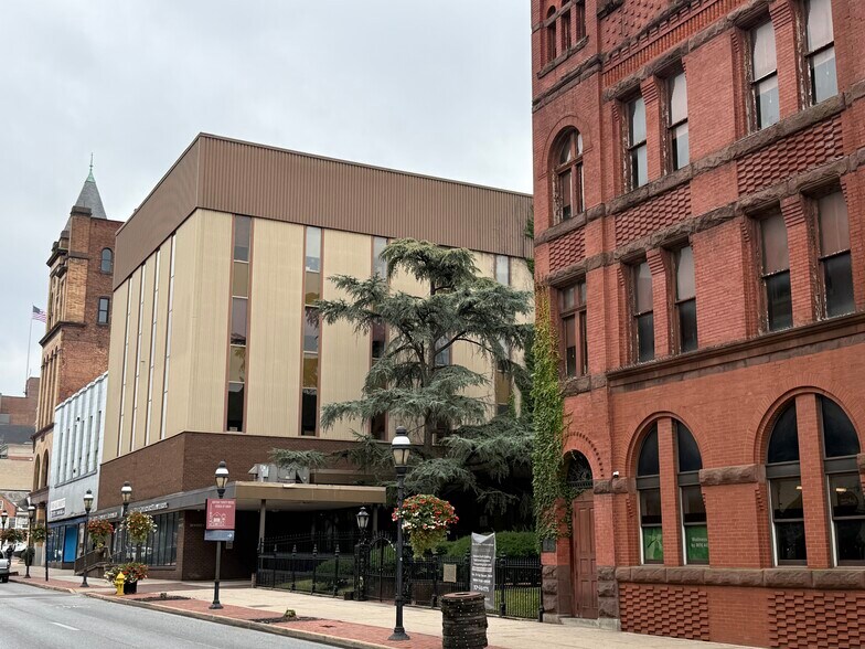 More Photos Of 14-20 W Market St, York Office For Sale