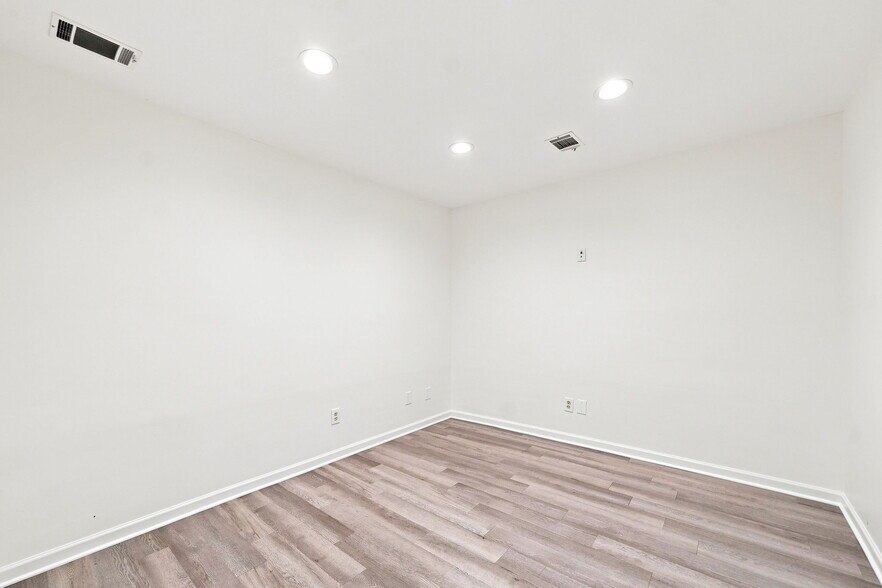 More Photos Of 600 Houze Way, Roswell Medical For Lease