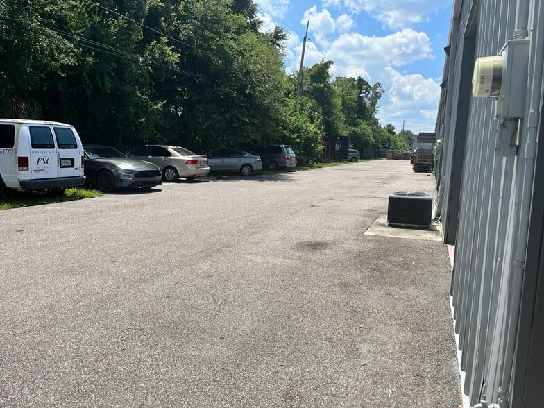 More Photos Of 3609 Old Winter Garden Rd, Orlando Warehouse For Lease