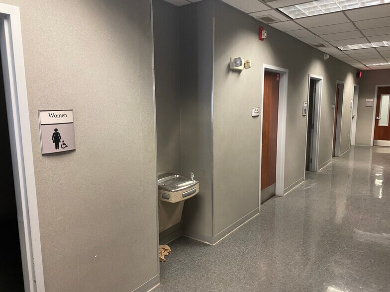 More Photos Of 225 N High St, Muncie Office For Sale