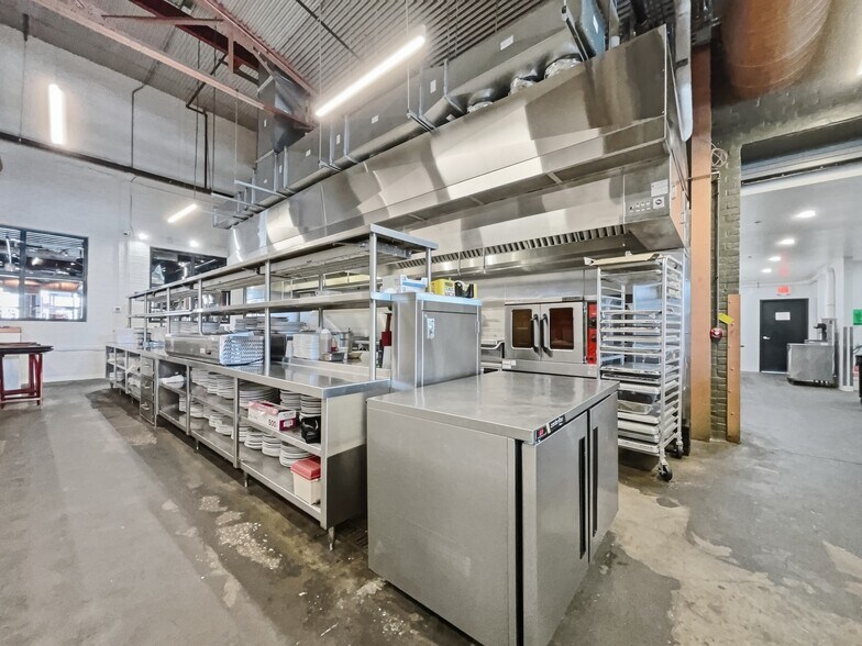 More Photos Of 1430 W Franklin St, Evansville General Retail For Sale