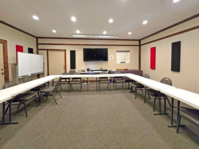 More Photos Of 1111 N Walnut Ave, New Braunfels Office For Lease