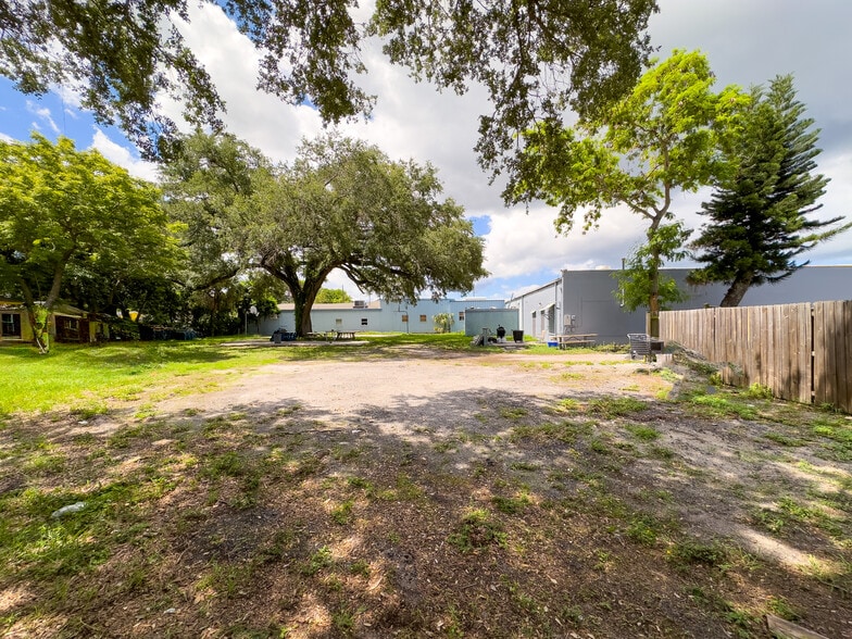 More Photos Of 1027 9th St W, Bradenton Shelter For Lease