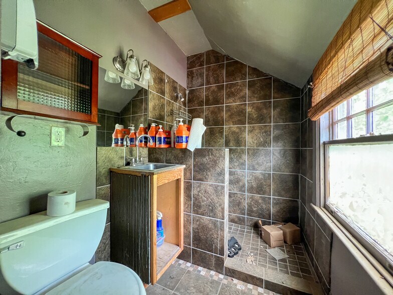 More Photos Of 1 Swan St, Asheville Freestanding For Sale