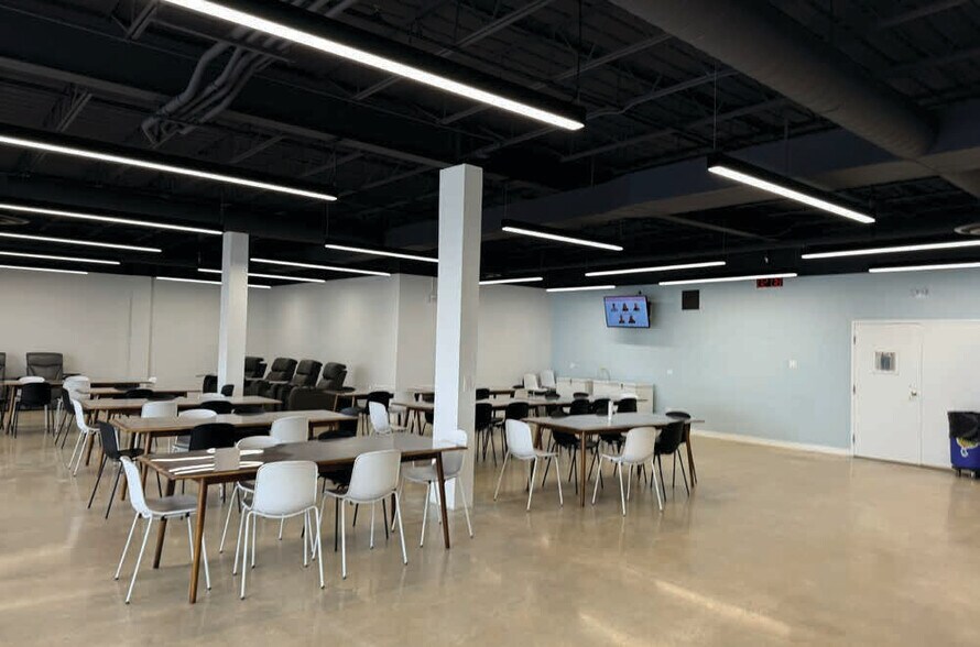 More Photos Of 170 Furniture Park, Winnipeg Distribution For Lease