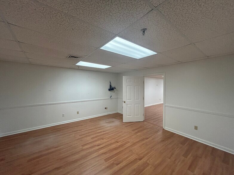More Photos Of 812 Main St, Osterville Office Residential For Lease