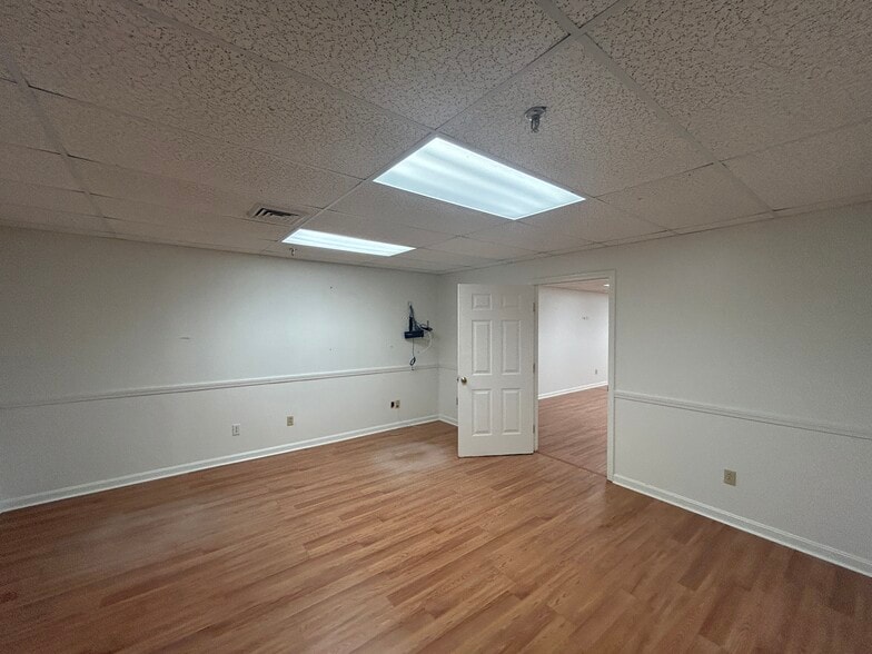 More Photos Of 812 Main St, Osterville Office Residential For Lease