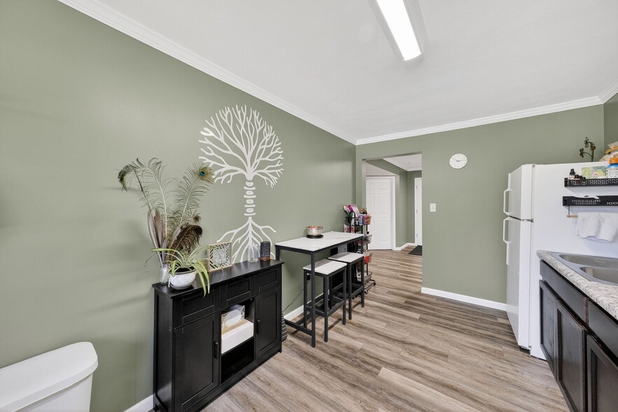 More Photos Of 302 S Lincoln Dr, Troy Office For Sale