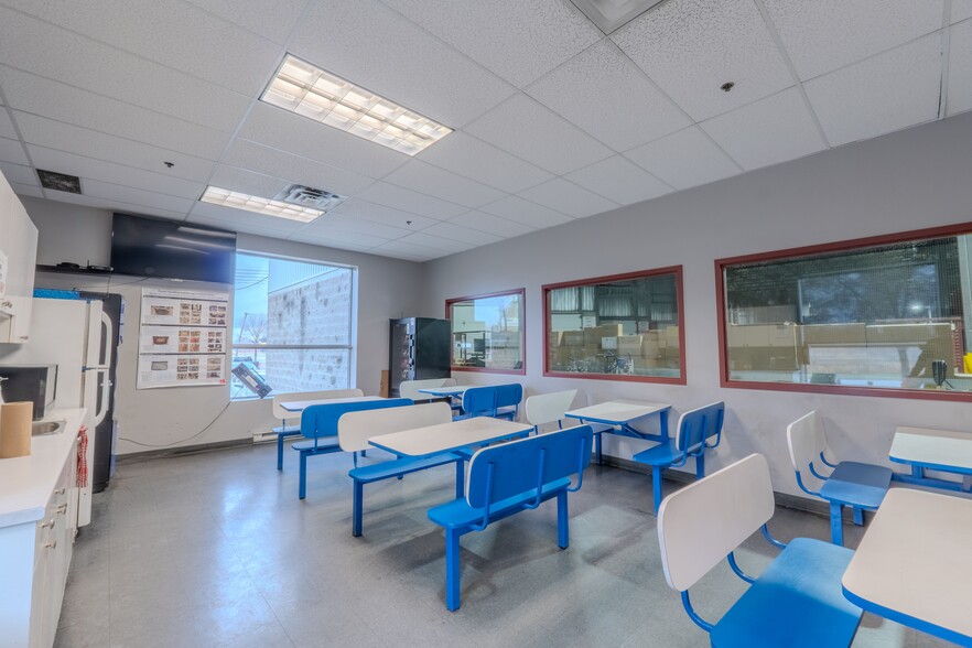 More Photos Of 13150 Boul Métropolitain E, Montréal Distribution For Sale