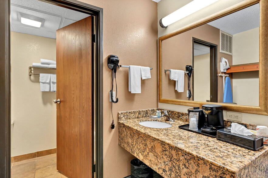 More Photos Of 3232 N Summit St, Arkansas City Hotel For Sale