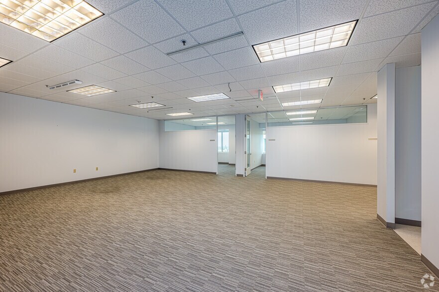 More Photos Of 365 Canal St, New Orleans Office For Lease