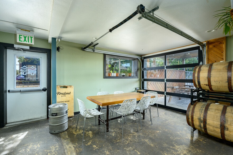 More Photos Of 777 NE 4th St, McMinnville General Retail For Lease