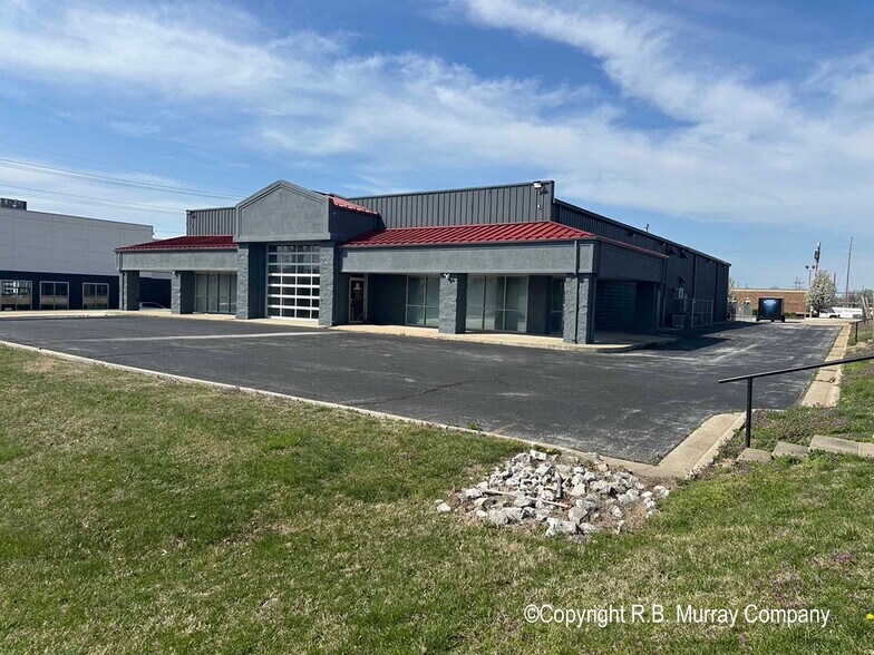 More Photos Of 350 S Ingram Mill Rd, Springfield Showroom For Lease