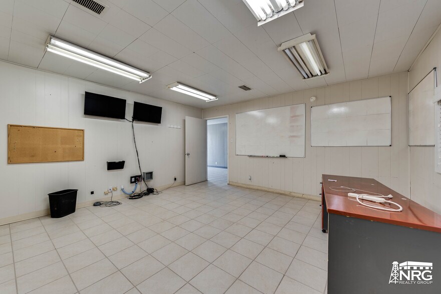 More Photos Of 1503 E Taylor Ave, Midland Industrial For Sale