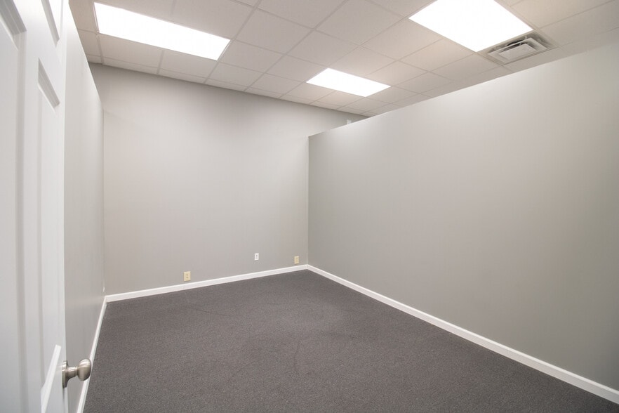 More Photos Of 961-965 E Washington St, Winchester General Retail For Lease