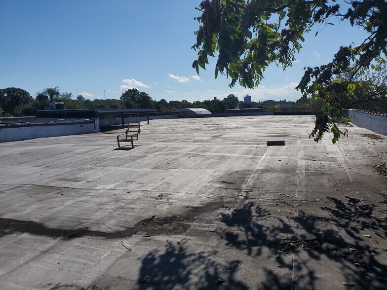 More Photos Of 335 Moffat St, Brooklyn Distribution For Lease