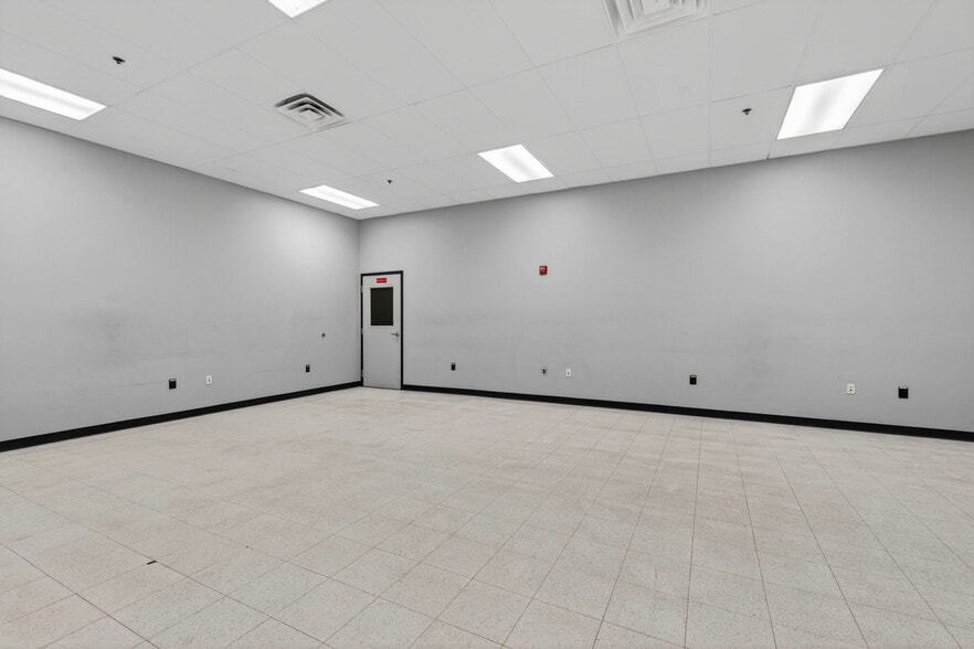 More Photos Of 645 Harvey Rd, Manchester Showroom For Lease