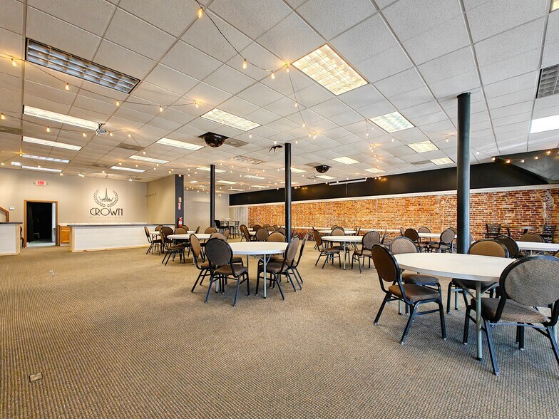 More Photos Of 121 N Poplar St, Paris Storefront Retail Residential For Lease