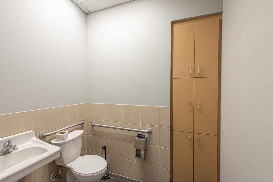 More Photos Of 5501 Pinnacle Point Dr, Rogers Office For Lease