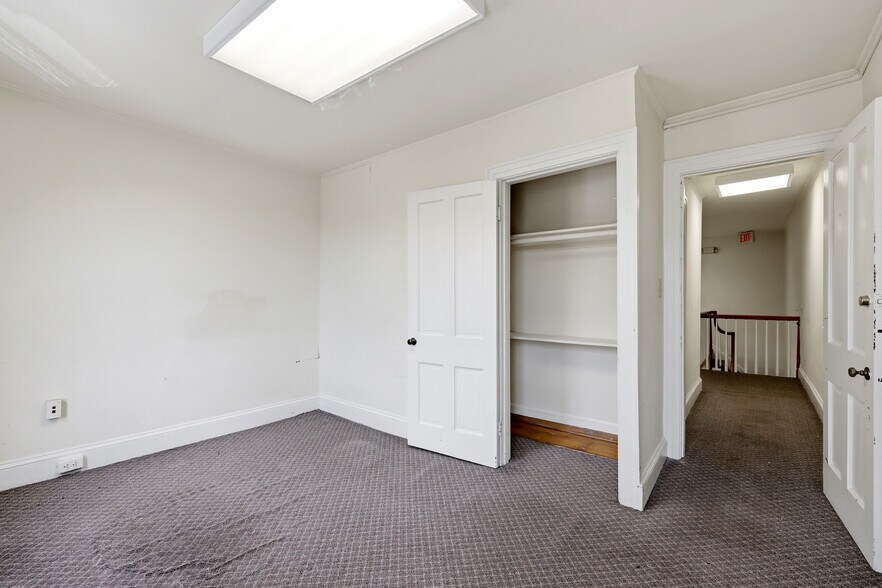 More Photos Of 3 E Market St, Leesburg Office For Sale