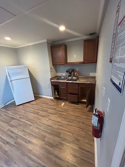 More Photos Of 24 Hampton Rd, Lyman Warehouse For Lease