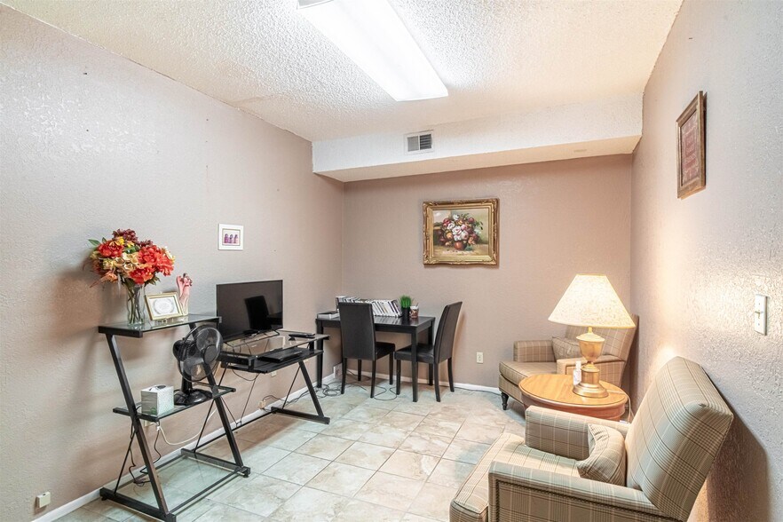 More Photos Of 102 Fletcher Dr, Del Rio General Retail For Sale