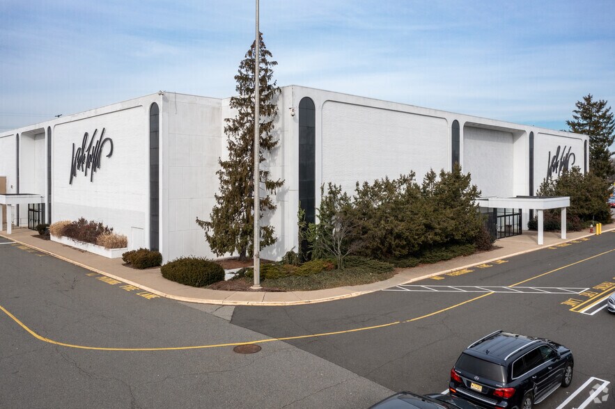 More Photos Of 112 Eisenhower Pky, Livingston Unknown For Lease