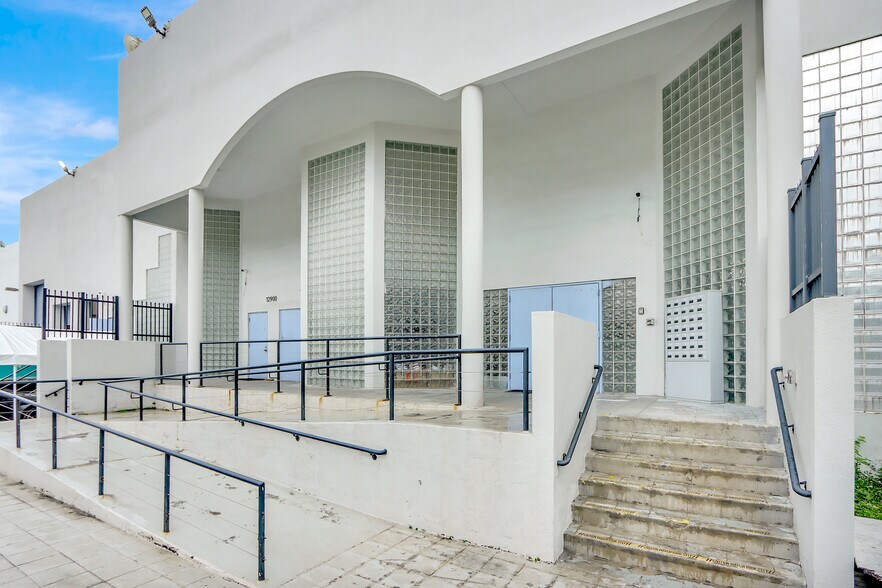 More Photos Of 12900 NW 38th Ave, Opa Locka Warehouse For Lease