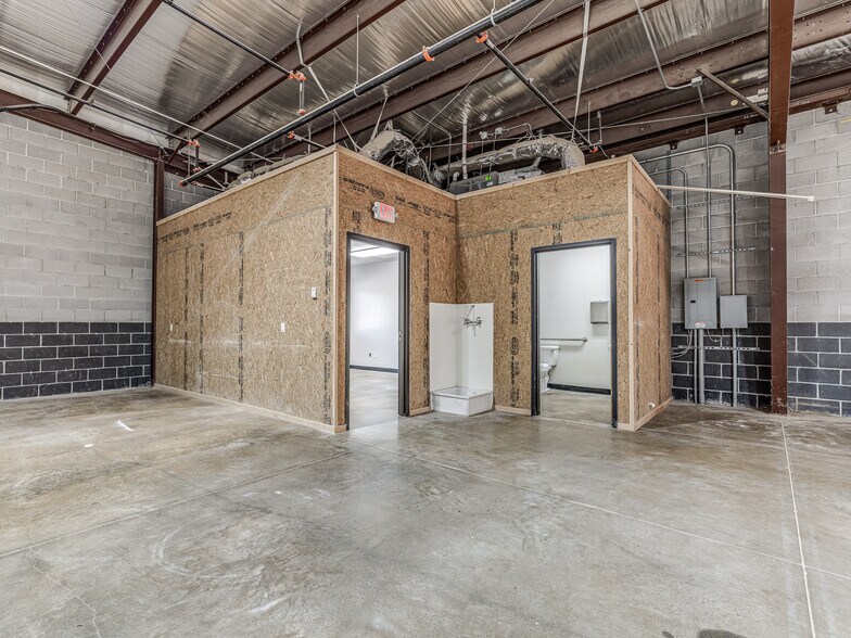 More Photos Of 7312 NW 164th St, Edmond Warehouse For Sale