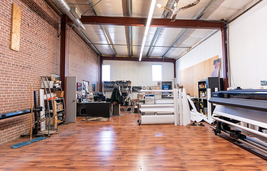 More Photos Of 1808 St Matthews Av, Winnipeg Office For Lease