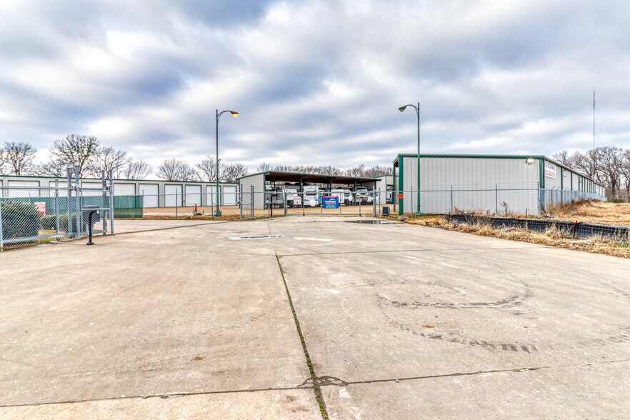 More Photos Of 6053 N McDonald St, Melissa Light Distribution For Lease