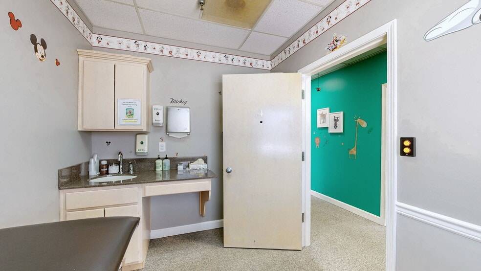 More Photos Of 1701 Spring St, Jeffersonville Medical For Sale