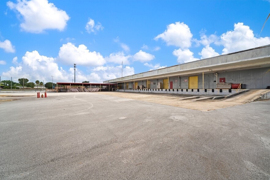 More Photos Of 4600 Park St N, Saint Petersburg Warehouse For Sale