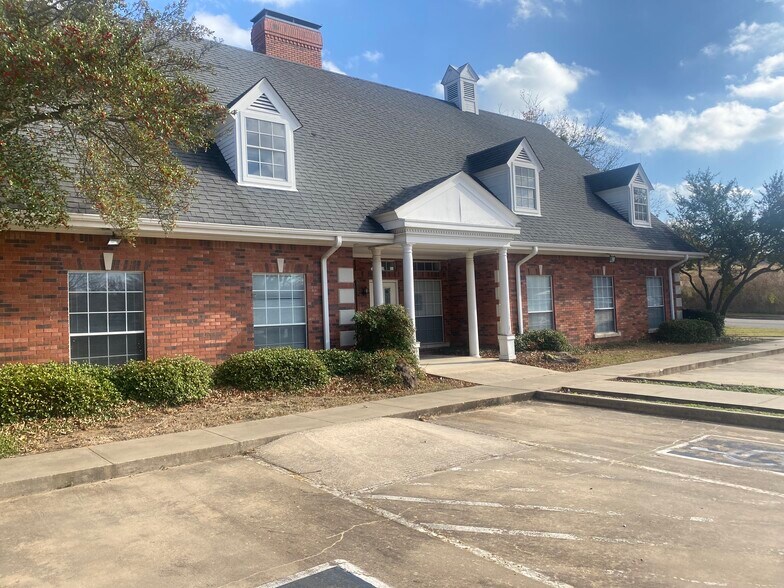 More Photos Of 1115 Memorial Dr, Denison Medical For Lease