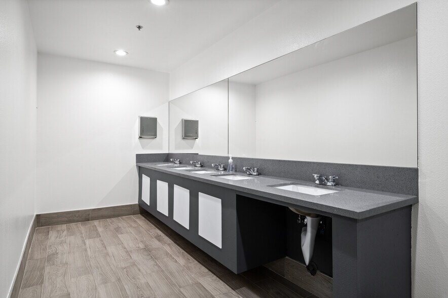 More Photos Of 800 E Dyer Rd, Santa Ana Showroom For Lease