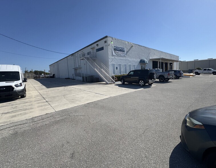 More Photos Of 3531 Old Metro Pky, Fort Myers Distribution For Lease