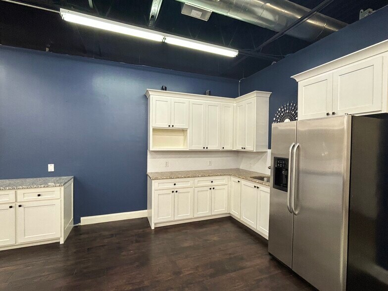 More Photos Of 1109 Dallas Dr, Denton General Retail For Lease