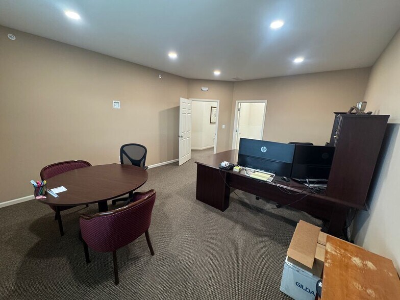 More Photos Of 2460 Fairfield St, Lawrence Industrial For Lease
