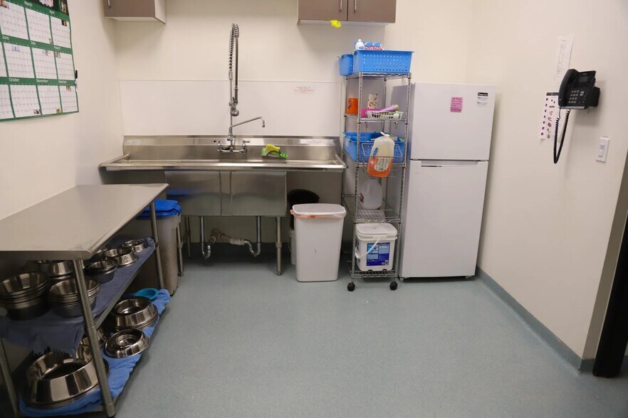 More Photos Of 2020 N Kelly Ave, Edmond Veterinarian Kennel For Sale