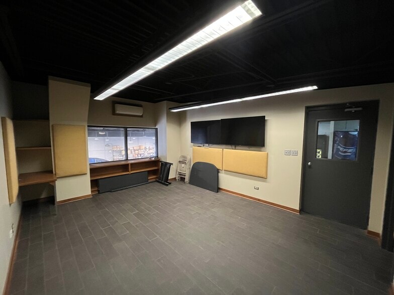 More Photos Of 715 W 172nd St, South Holland Manufacturing For Lease