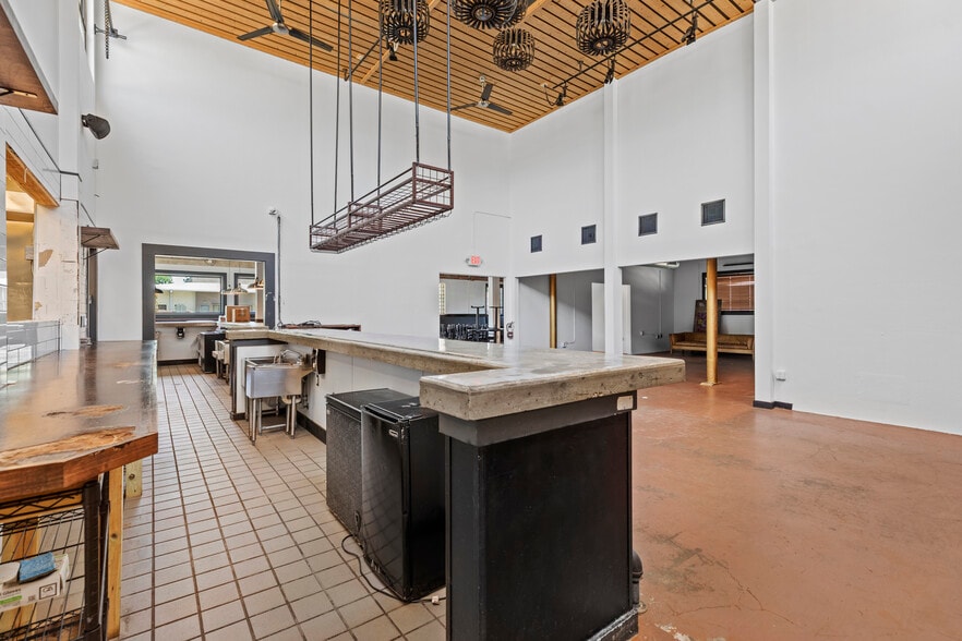 More Photos Of 208 S Castell Ave, New Braunfels Restaurant For Lease