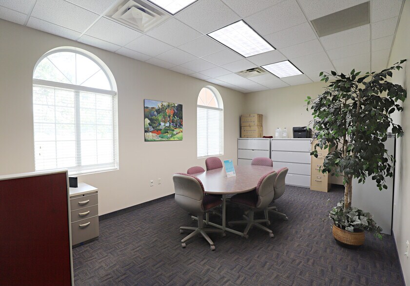 More Photos Of 1055 Charter Dr, Flint Medical For Sale