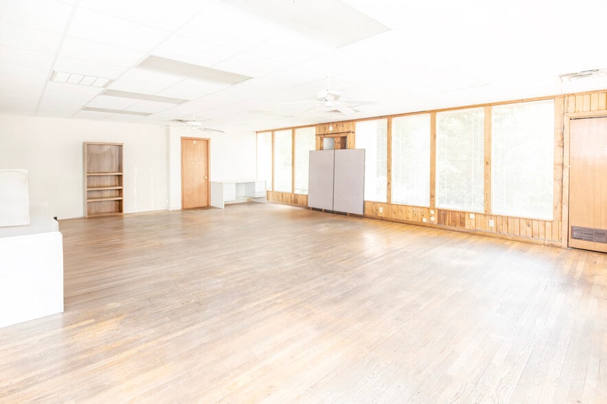More Photos Of 401 Hillcrest St, Clinton Office For Sale