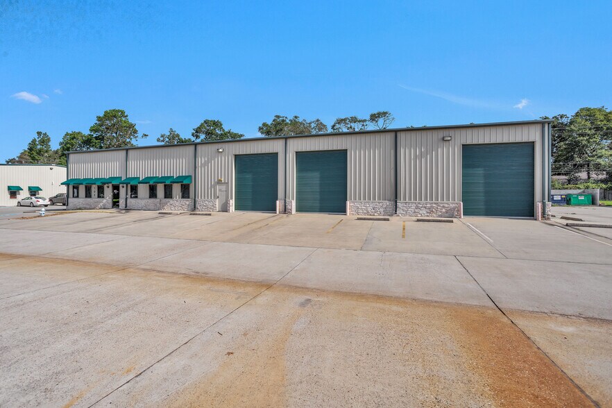 More Photos Of 2418 N Frazier, Conroe Warehouse For Lease