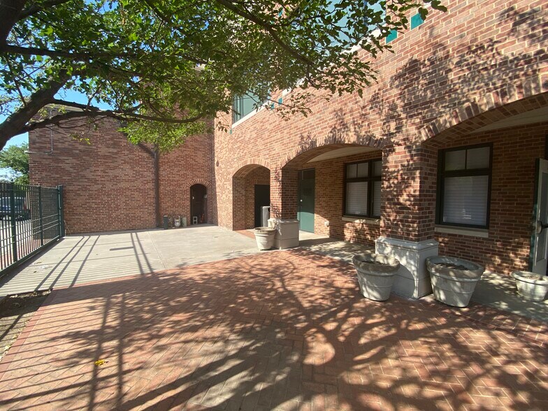 More Photos Of 101 N Elm St, Denton Freestanding For Lease