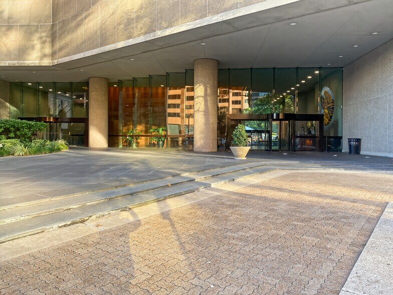 More Photos Of 650 Poydras St, New Orleans Coworking Space