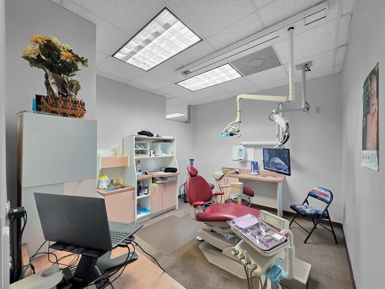 More Photos Of 6429 Fairmont Pky, Pasadena Office For Sale