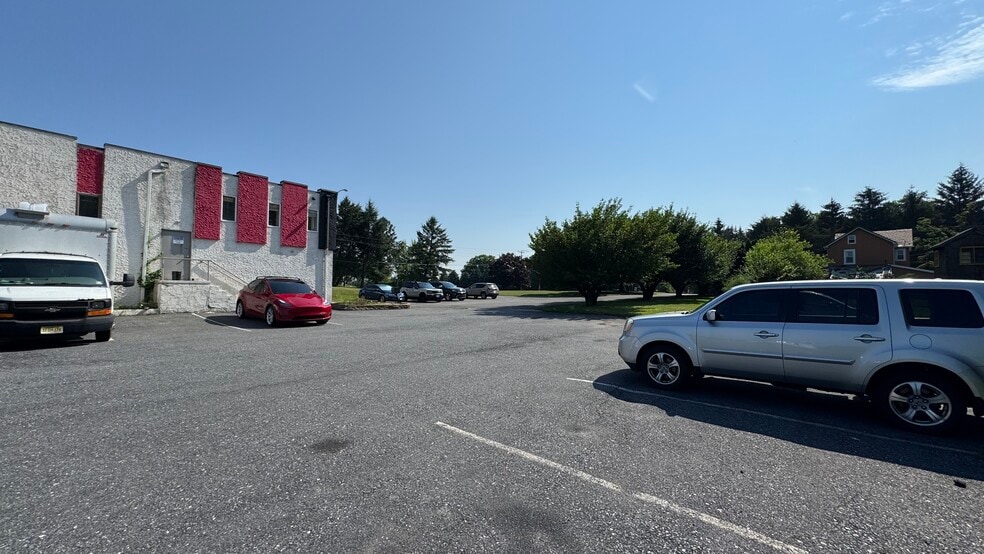 More Photos Of 231 Moorestown Dr, Bath Manufacturing For Sale